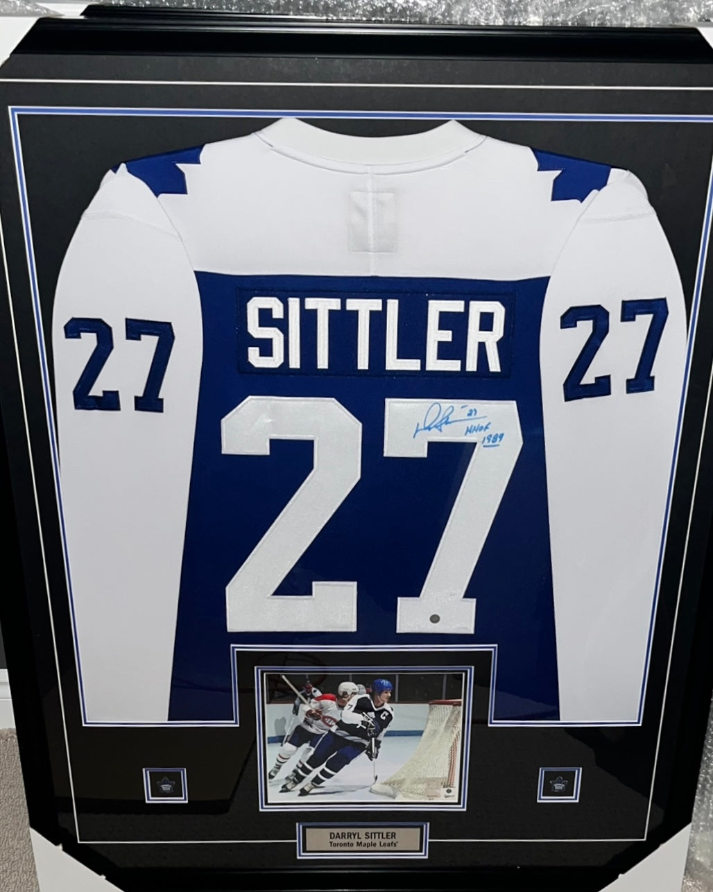 Darryl Sittler Signed Framed Jersey Maple Leafs Replica Fanatics Blue Inscr "HHOF 1989"