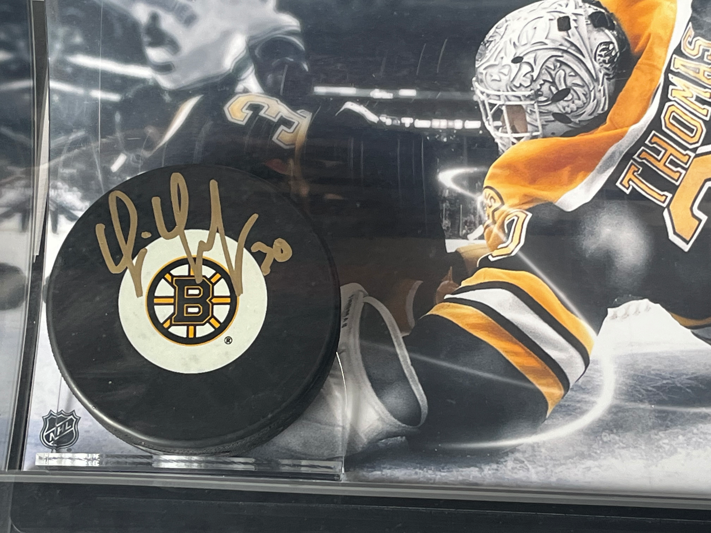 Tim Thomas Signed Boston Bruins Hockey Puck In Display Case LE /50